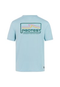 T-shirt bleu clair à manches courtes avec un grand imprimé graphique au dos comportant le mot "PROTEST" et des motifs de vagues colorées.