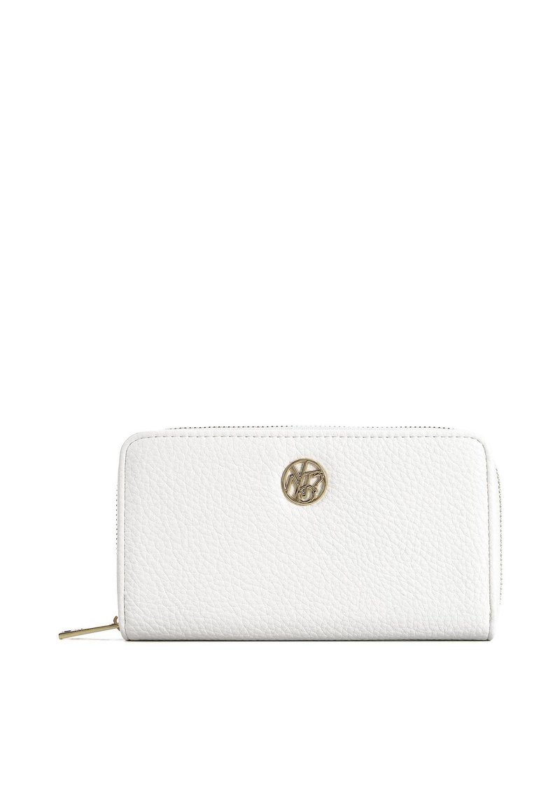 Portafoglio in pelle bianca texture con un accento del logo dorato, chiusura con zip e forma rettangolare, caratterizzato da una finitura liscia e design minimalista.
