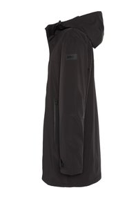 Chaqueta impermeable negra con capucha, bolsillo lateral con cremallera y puños ajustables, fabricada en un material suave y ligero.