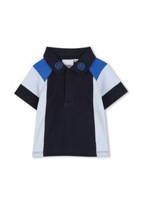 Polo shirt navy con maniche corte, dettagli azzurri sulle spalle e pannello azzurro chiaro in contrasto. Logo ricamato sul colletto.