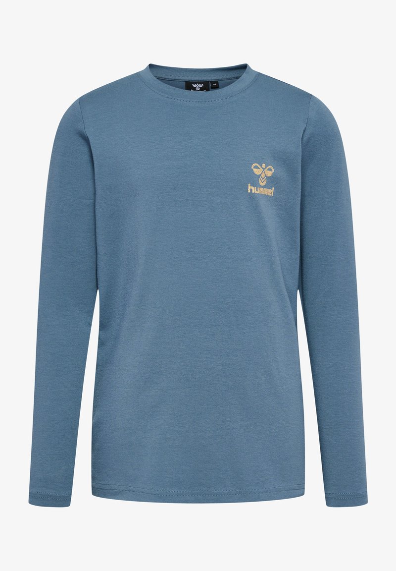 Langärmliges T-Shirt aus gedämpfter blauer Baumwolle, mit einem kleinen goldenen Logo auf der linken Brust. Einfache Rundhalsausschnitt und taillierte Passform.