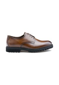 Scarpa da cerimonia in pelle marrone con texture liscia, punta rotonda e design con lacci; presenta una suola robusta in gomma nera con battistrada visibile.