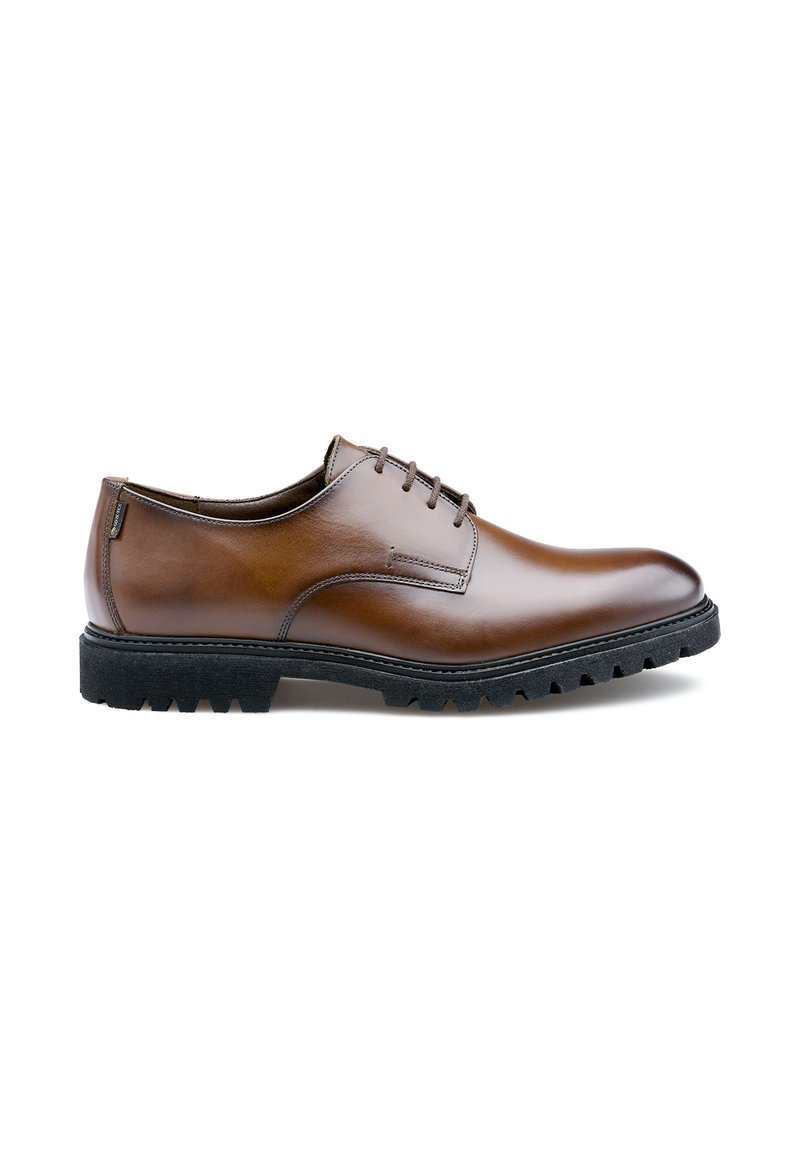 Scarpa da cerimonia in pelle marrone con texture liscia, punta rotonda e design con lacci; presenta una suola robusta in gomma nera con battistrada visibile.