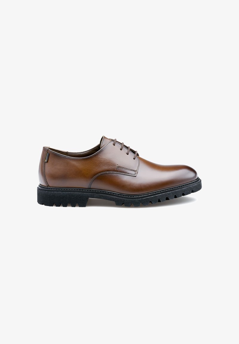 Chaussure habillée en cuir marron avec une texture lisse, bout rond et un laçage; dotée d'une semelle en caoutchouc noir robuste avec des reliefs visibles.