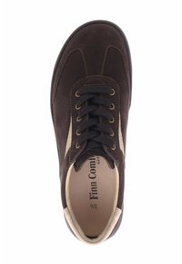 Braune Wildleder- und Lederschuhe mit dunklen Schnürsenkeln, runder Zehenpartie und beigefarbenen seitlichen Akzenten. Innen ist das Markenlabel und eine gepolsterte Einlegesohle zu sehen.