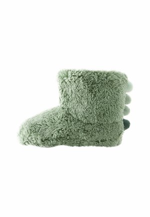 Grüne Fleece-Stiefelslipper mit flauschiger Textur; runde Form, mit drei Pompons auf der Rückseite. Weiches, gemütliches Design.