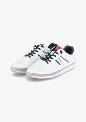 Weiße Sneaker mit Obermaterial aus Mesh und Leder, marineblauen Schnürsenkeln, rotem Akzent an der Ferse, grauer Gummisohle und 'bugatti'-Logo an der Seite.