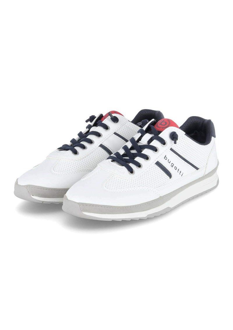 Weiße Sneaker mit Obermaterial aus Mesh und Leder, marineblauen Schnürsenkeln, rotem Akzent an der Ferse, grauer Gummisohle und 'bugatti'-Logo an der Seite.