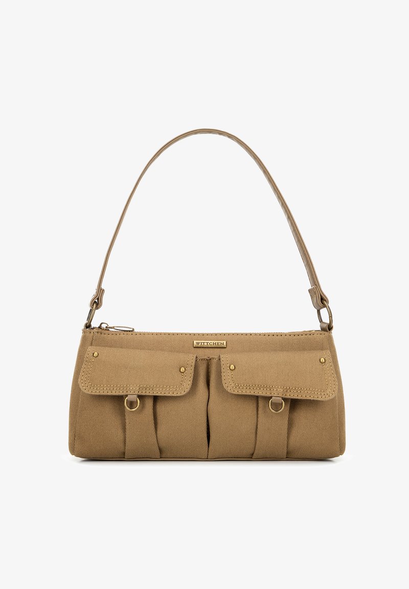 Bolso de tela en color tostado con una correa para el hombro, que cuenta con dos bolsillos frontales, un diseño plisado y herrajes en tono dorado. Superficie texturada.