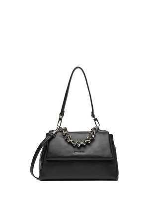 Schwarze Lederhandtasche mit silberner Kettendetail, oberer Klappe, Schulterriemen und Markenlogo in der Mitte vorne.