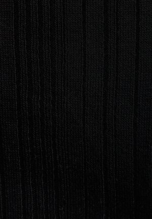 Tessuto nero a maglia con una texture a coste verticali, caratterizzato da un motivo costante di sezioni rialzate e piatte, che creano profondità e interesse visivo.