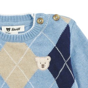 Niebieski sweter z wzorem argyle, w beżowe i granatowe romby, z naszywką w kształcie misia oraz dwoma dekoracyjnymi guzikami na ramieniu.