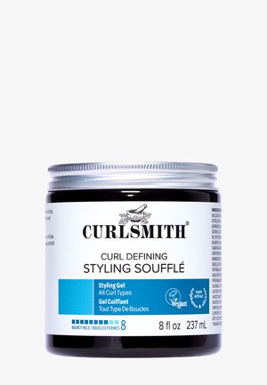 Curlsmith Curl Defining Styling Soufflé en un tarro transparente con tapa plateada. Etiqueta blanca y azul, 8 fl oz, vegano, destinado a todo tipo de rizos.