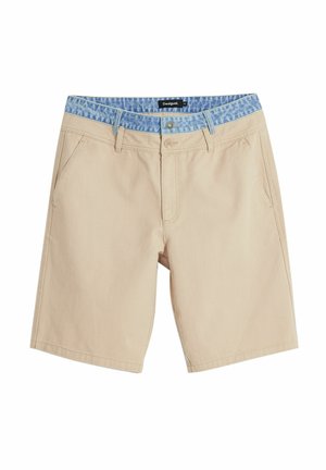 Beige šortky s páskem s modrým denimovým vzorem. Obsahují přední kapsy, zipový klín a kontrastní švy.