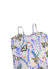 Καμισόλ με λουλουδάτο σχέδιο σε λεβάντα, μπλε και πεταλούδες; διαθέτει λεπτές τιράντες και ριγωτή λαιμόκοψη από ελαφρύ ύφασμα.