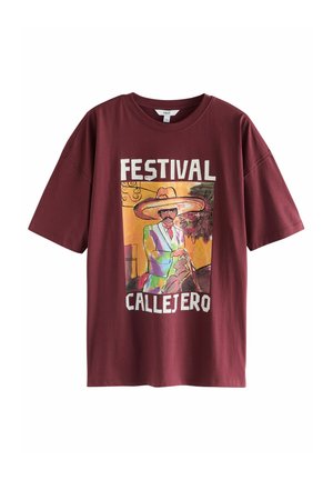 Maroon short-sleeve t-shirt featuring a colorful graphic of a man in a sombrero with text "FESTIVAL CALLEJERO" beneath the image.