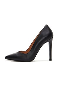 Escarpin en cuir noir à talon haut avec un bout pointu, une légère ouverture sur les côtés, et un talon aiguille argenté métallique. Texture lisse.
