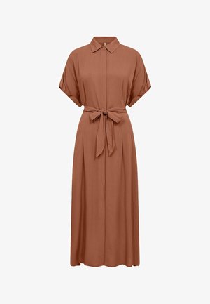 Rustfarvet midi-kjole med korte ærmer, krave, knaplukning foran og et bindebælte i taljen.