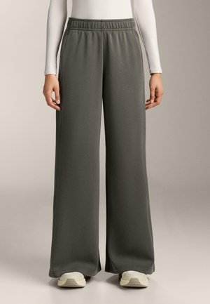 - Spodnie treningowe