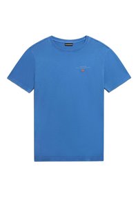 T-shirt di cotone blu con collo tondo e maniche corte. Presenta un testo minimale sul davanti e una piccola grafica di bandiera vicino al collo.