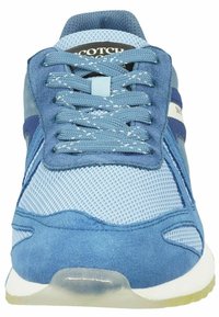 Blauer Sneaker mit einem Obermaterial aus Mesh, Wildlederelementen, Schnürverschluss und einer durchsichtigen Sohle. Weißes Logo-Detail an der Seite.