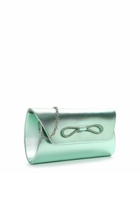 Pochette métallique vert clair avec un motif de boucle décorative sur le rabat et une chaîne argentée.