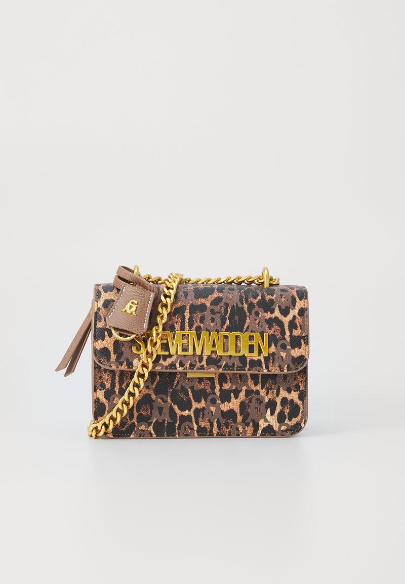 Tasche im Leopardenmuster mit einem goldenen Kettenriemen, goldenen Logodetails und einem kleinen braunen Etikett. Hergestellt aus synthetischen Materialien mit einer glatten Textur.