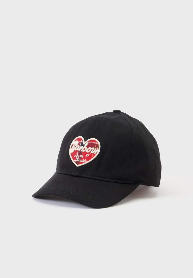 Casquette de baseball noire avec un écusson rouge en forme de cœur comportant un texte blanc "Barbour South of Shields" à l'avant.