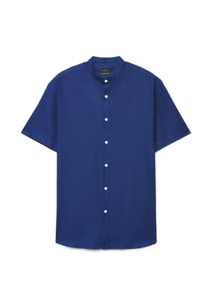 Camicia blu a maniche corte con colletto alla coreana e bottoni bianchi sul davanti.