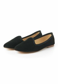 Scarpe slip-on nere in suede con punta affusolata e rifinitura elastica attorno all'apertura. Suola piatta con una texture liscia. Nessun motivo o accento visibile.