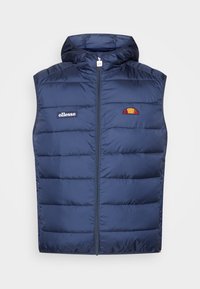 Tmavě modrá vatovaná vesta s kapucí, s předním zipem, kapsami na bocích a logem Ellesse na levé straně hrudi a rameni.