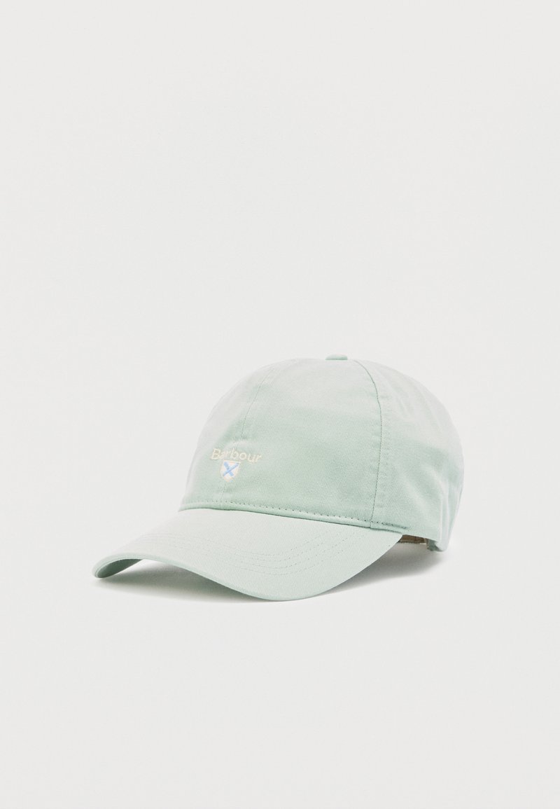 Ανοιχτό πράσινο καπέλο μπέιζμπολ Barbour με καμπυλωτή γείσο και κεντημένο λογότυπο στο μπροστινό μέρος, εμφανιζόμενο σε λευκό φόντο.