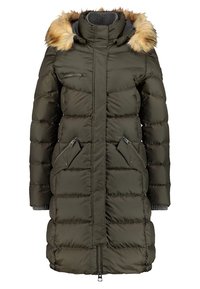 Cappotto imbottito di lunghezza ginocchio in verde oliva con cappuccio staccabile bordato di pelliccia, due tasche con zip e polsini a costine per un maggiore calore.