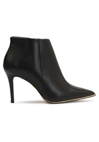 Stivale in pelle nera alla caviglia con punta appuntita, tacco a stiletto alto e un accentuazione dorata lungo la suola. Texture liscia e design elegante.