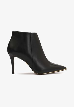Juodas odinis aulinukas su smailiu pirštu, aukštu stiletto kulnu ir auksine detale palei padą. Lygi tekstūra ir elegantiškas dizainas.