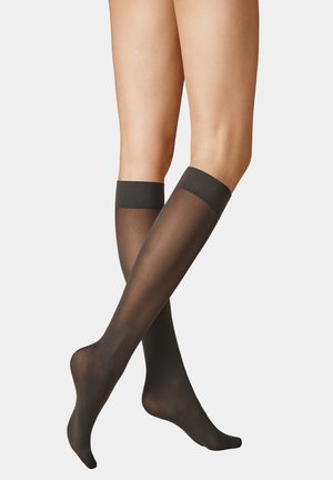 Schwarze kniehohe Strümpfe mit einer glatten, transparenten Oberfläche. Mit einem dunklen, elastischen Bündchen oben. Das Material wirkt leicht und flexibel.