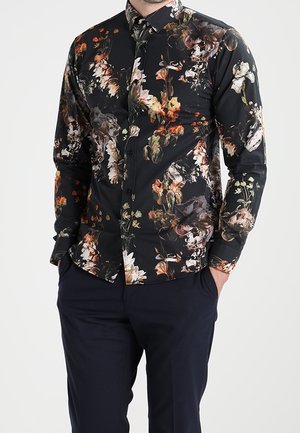 Schwarz geblümtes Langarmhemd mit farbenfrohen Blumen in Weiß-, Orange- und Grüntönen, mit Knopfleiste am Kragen und tailliertem Schnitt.