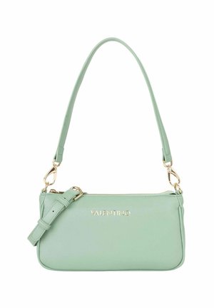 Sac à main en cuir vert menthe avec une fermeture éclair, une bandoulière détachable et des ferrures dorées. Présente un logo embossé sur le devant.