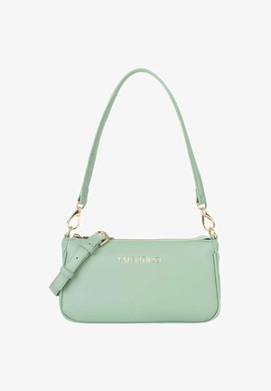 Sac à main en cuir vert menthe avec une fermeture éclair, une bandoulière détachable et des ferrures dorées. Présente un logo embossé sur le devant.