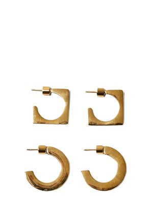 Dwie pary złotych kolczyków kołowych, jedna para o kształcie kwadratu, druga o kształcie koła, obie z zapięciem na sztyft, na białym tle.