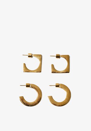Dwie pary złotych kolczyków kołowych, jedna para o kształcie kwadratu, druga o kształcie koła, obie z zapięciem na sztyft, na białym tle.