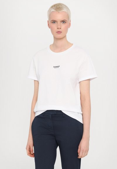Hvid bomulds t-shirt med rund hals og opkrøllede korte ærmer. Har et lille sort "DON DUP" logo på brystet. Matchet med marineblå bukser.
