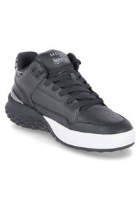 Zwarte leren sneaker met gestructureerde accenten, ronde neus, patroon op de tussenzool en zwarte rubberen zool. Voorzien van een prominent logo op de tong.