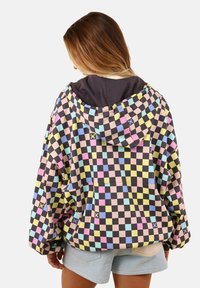 Veste à capuche avec un motif en damier aux couleurs pastel sur fond noir, dotée d'une poche kangourou et d'une coupe ample.