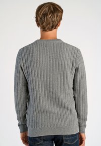 Szary sweter prążkowany z okrągłym dekoltem i długimi rękawami, wykonany z teksturowanej dzianiny, z dopasowanym dołem i mankietami.