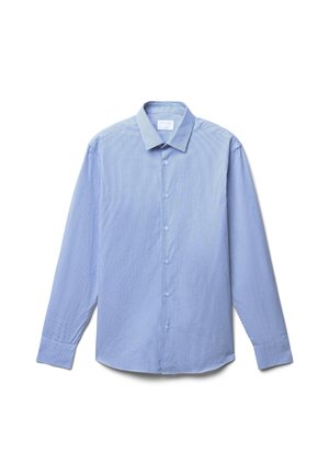 Chemise à manches longues bleu clair avec des rayures blanches verticales, col boutonné, boutons à l'avant et manches à poignets. Texture de tissu lisse.