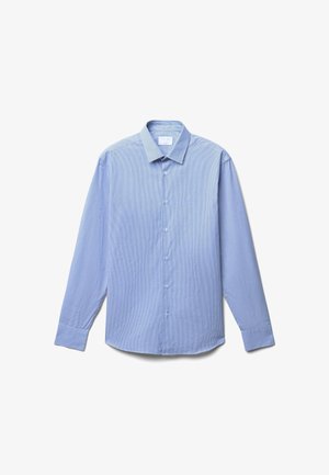 Chemise à manches longues bleu clair avec des rayures blanches verticales, col boutonné, boutons à l'avant et manches à poignets. Texture de tissu lisse.