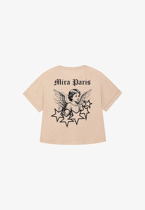 Beige oversized t-shirt met een zwarte engelillustratie met vleugels en sterren, en de tekst "Mira Paris" boven het ontwerp. Zachte textuur.