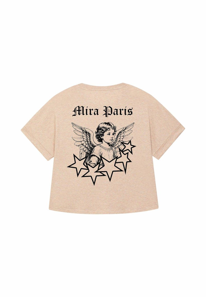 Beige oversized t-shirt met een zwarte engelillustratie met vleugels en sterren, en de tekst "Mira Paris" boven het ontwerp. Zachte textuur.