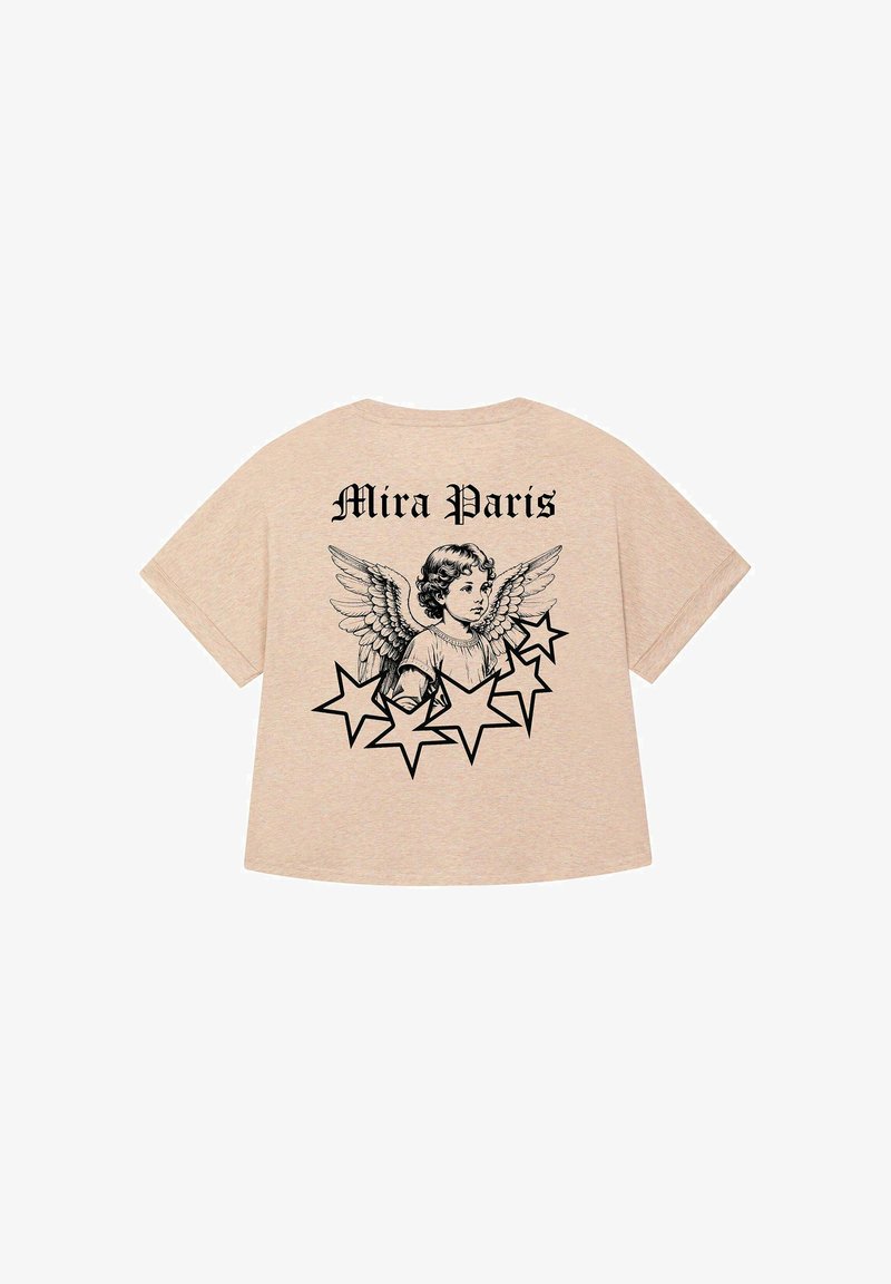 Tricou oversized bej, cu o ilustrație de înger negru având aripi și stele, și textul "Mira Paris" deasupra designului. Textură moale.